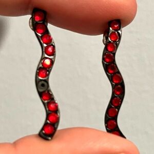 Pre-Owned Vintage Women’s Waive Studed Earrings Red Gems Costume Jewelry